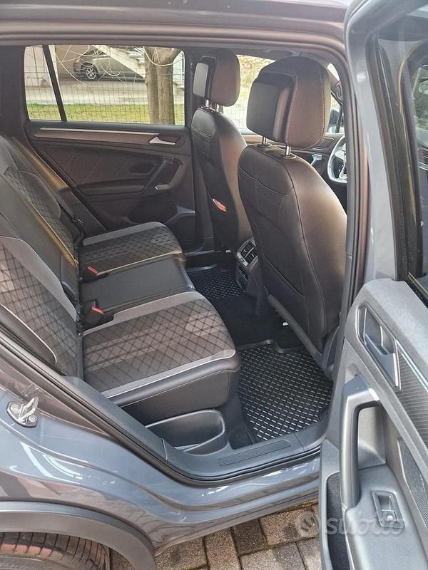 Usata VW Tiguan R-line 150 CV (110 kW) 2024 Grigio SUV