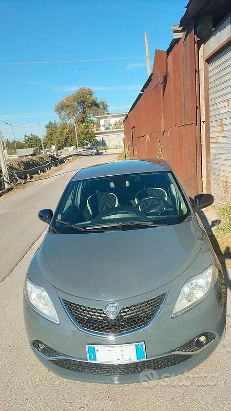Usata Lancia Ypsilon 69 CV (50 kW) 2016 Grigio Utilitaria