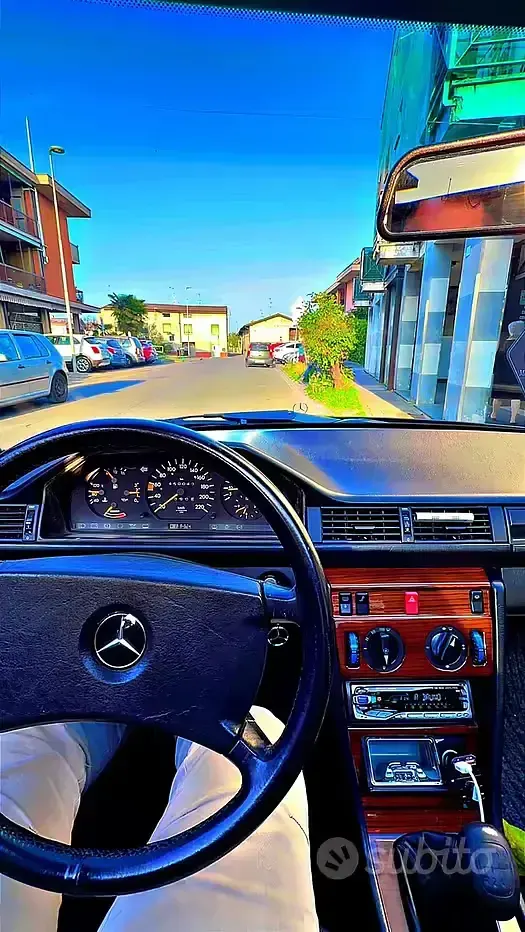 Usata Mercedes E200 122 CV (89 kW) 1990 Nero Berlina