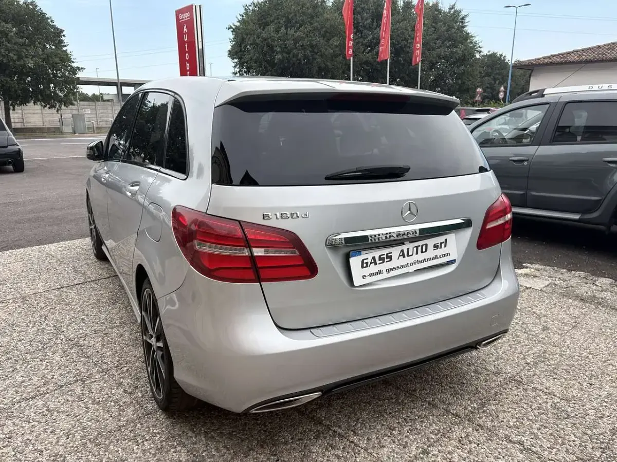 Usata Mercedes B180 109 CV (80 kW) 2016 Argento Utilitaria