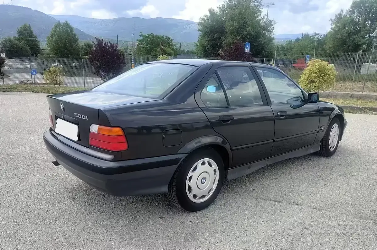 Usata BMW 320 150 CV (110 kW) 1992 Nero Berlina
