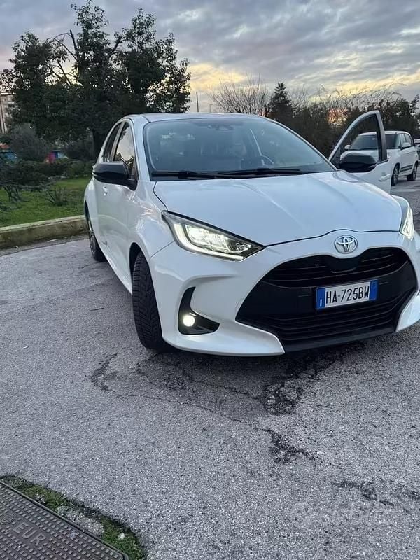 Usata Toyota Yaris Trend 72 CV (52 kW) 2023 Bianco Utilitaria