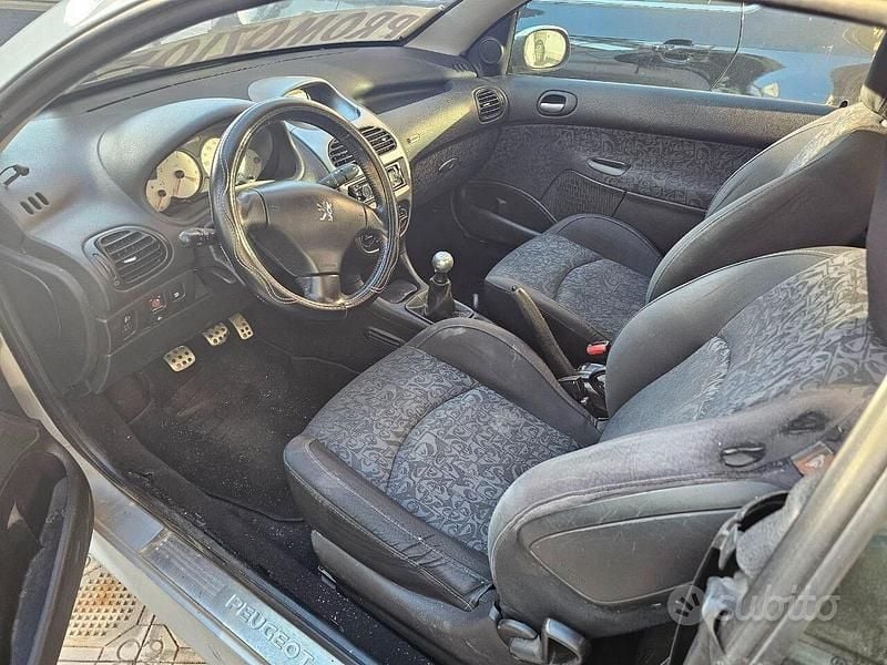 Usata Peugeot 206 CC 108 CV (79 kW) 2003 Grigio Cabrio