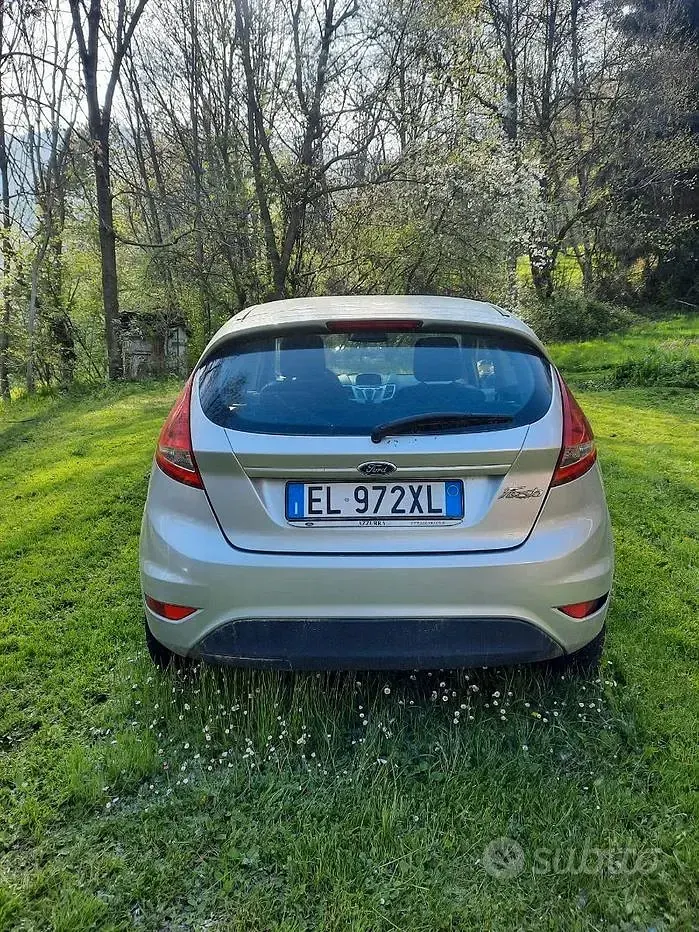 Usata Ford Fiesta 60 CV (44 kW) 2012 Grigio Berlina