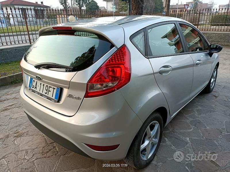 Usata Ford Fiesta Titanium 82 CV (60 kW) 2011 Grigio Utilitaria