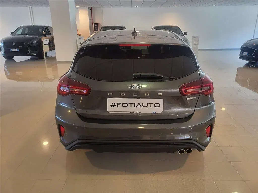 Usata Ford Focus ST-Line 125 CV (91 kW) 2023 Magnetic grey (metallizzato) Berlina