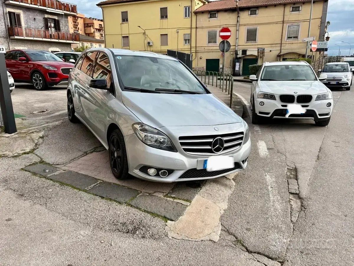 Usata Mercedes B180 109 CV (80 kW) 2012 Grigio Monovolume