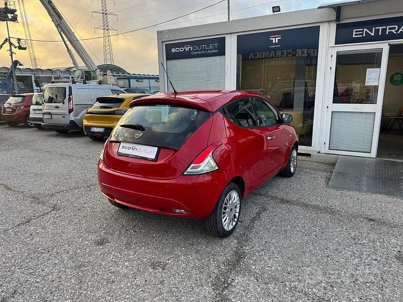 Usata Lancia Ypsilon Silver 69 CV (50 kW) 2016 Rosso Utilitaria