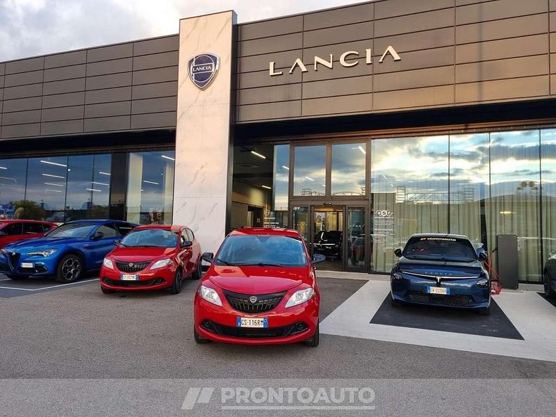 Usata Lancia Ypsilon Silver 70 CV (51 kW) 2024 Rosso Utilitaria