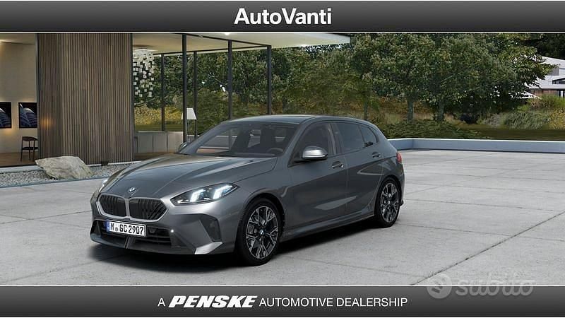 Grigio Nuova 2025 BMW 120 M Sport Due volumi | 44.840 € (Cara) - Immagine 1/4