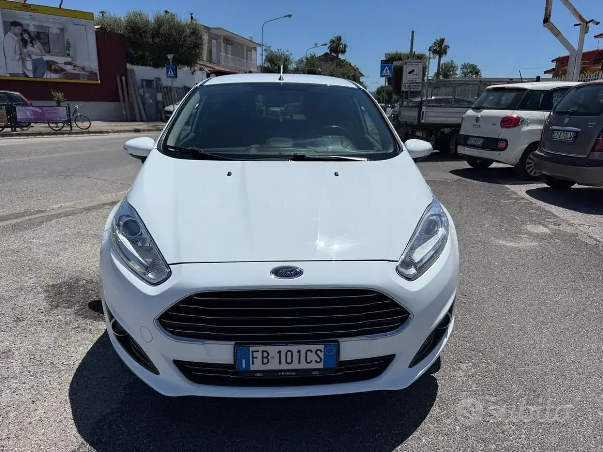 Usata Ford Fiesta Titanium 95 CV (69 kW) 2015 Bianco Utilitaria
