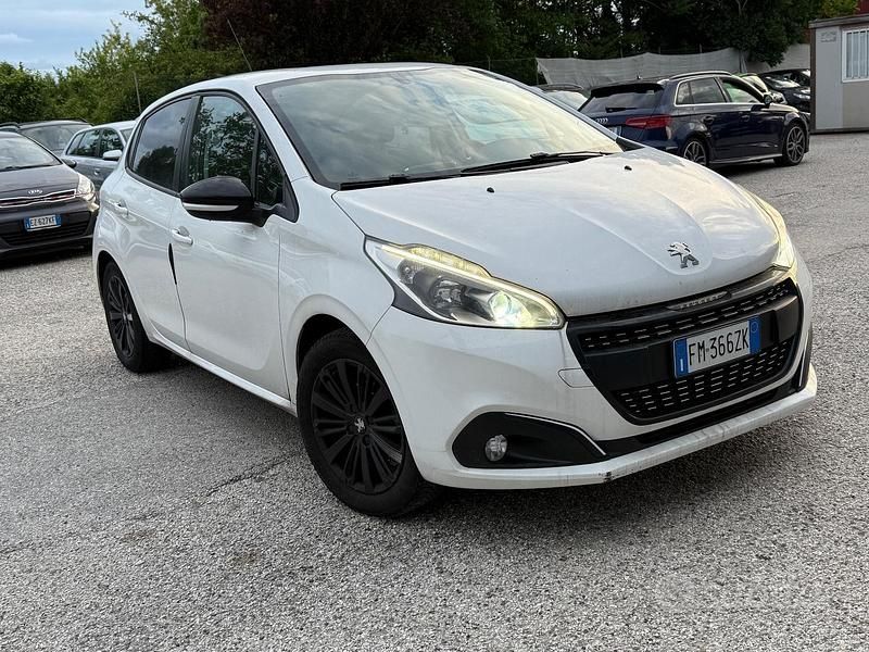 Bianco Usata 2018 Peugeot 208 Active Utilitaria | 6100 € (Super prezzo) - Immagine 1/4