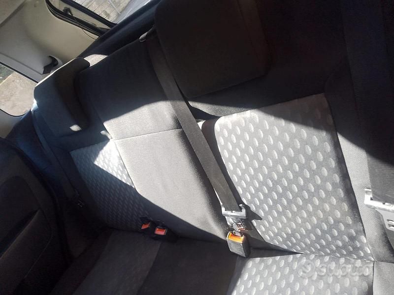 Usata Ford Fiesta 73 CV (53 kW) 2005 Nero Utilitaria