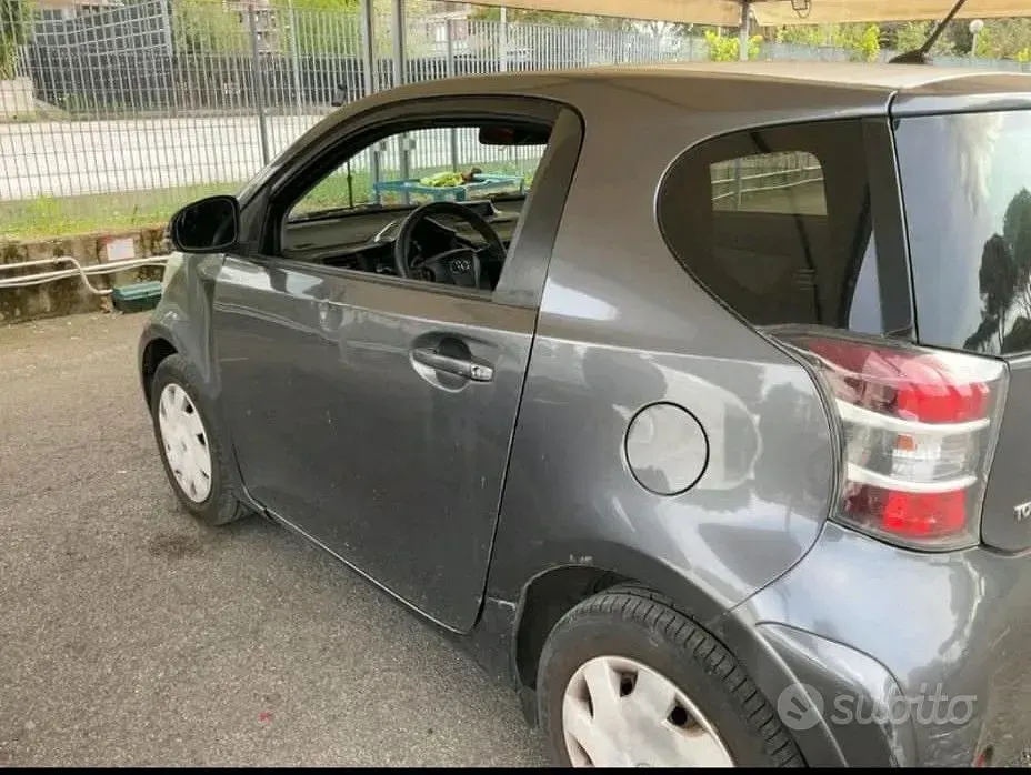 Usata Toyota iQ Trend 68 CV (50 kW) 2013 Grigio Utilitaria