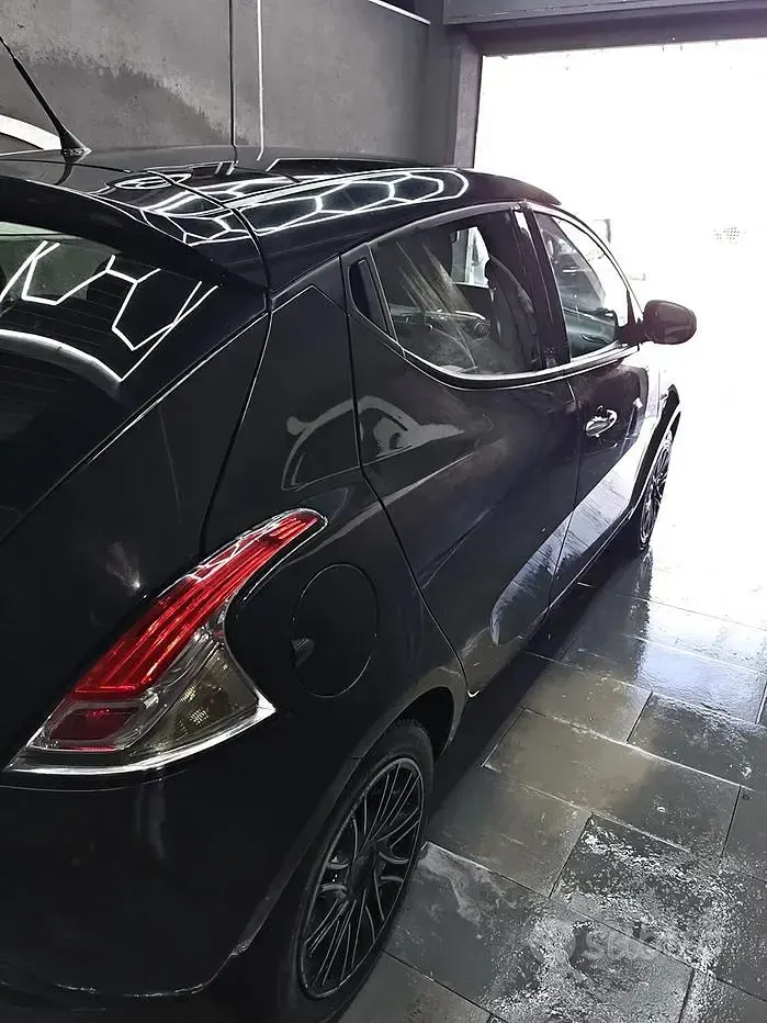Usata Lancia Ypsilon 69 CV (50 kW) 2018 Nero Utilitaria