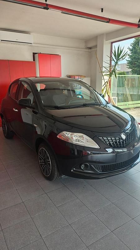 Usata Lancia Ypsilon Gold 69 CV (50 kW) 2023 Nero Utilitaria
