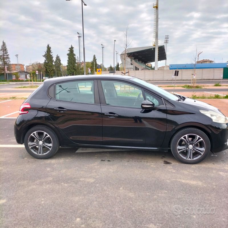 Usata Peugeot 208 Active 82 CV (60 kW) 2014 Nero Utilitaria