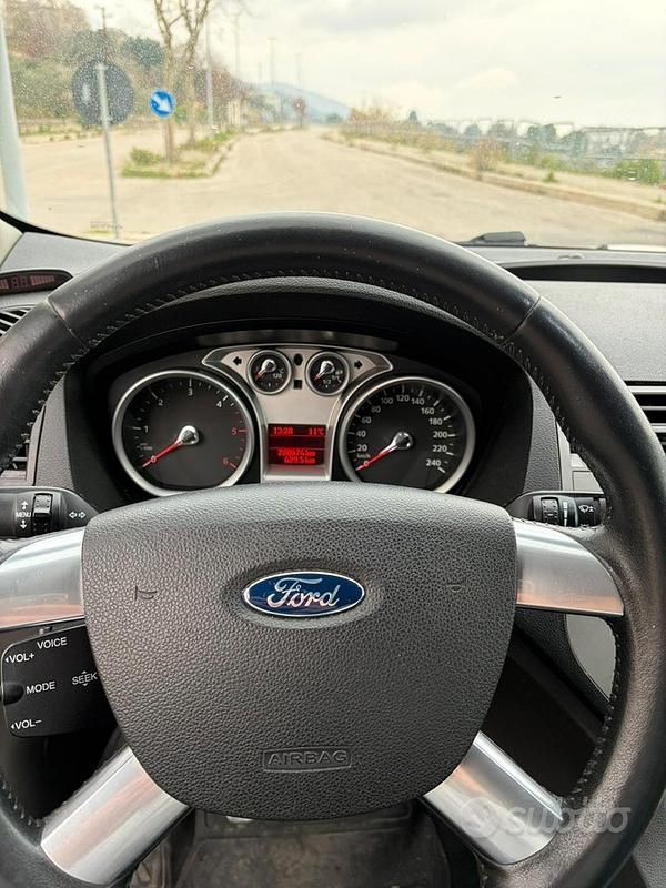 Usata Ford Kuga 140 CV (102 kW) 2012 Grigio SUV