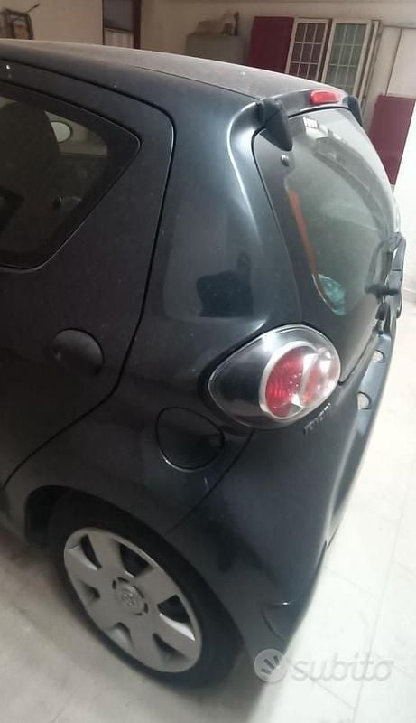 Usata Toyota Aygo 68 CV (50 kW) 2014 Grigio Utilitaria