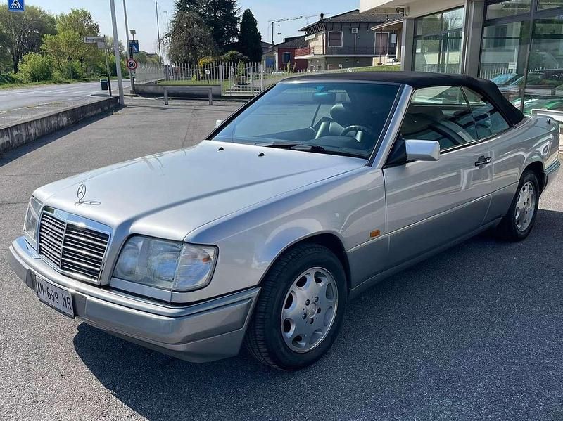 Usata Mercedes E200 136 CV (100 kW) 1994 Argento Cabrio