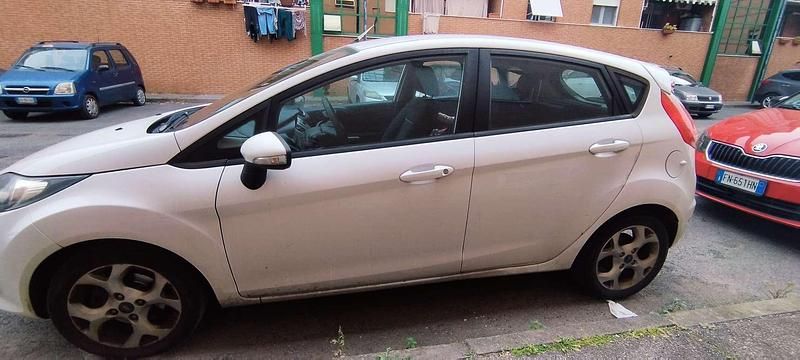 Usata Ford Fiesta Titanium 60 CV (44 kW) 2012 Bianco Utilitaria