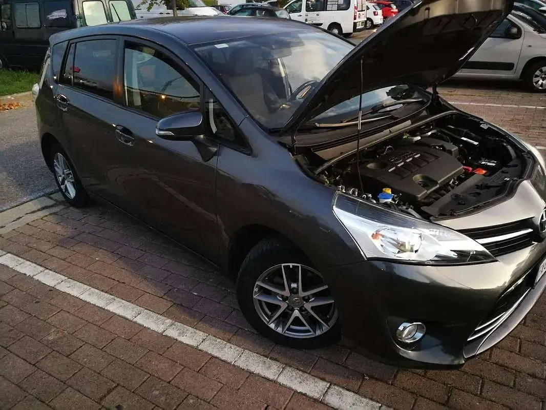 Usata Toyota Verso Active 132 CV (97 kW) 2015 Grigio Monovolume