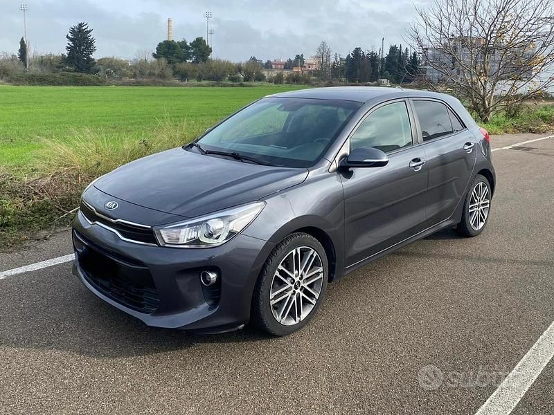 Grigio Usata 2018 Kia Rio Tre volumi | 11.900 € (Cara) - Immagine 1/4