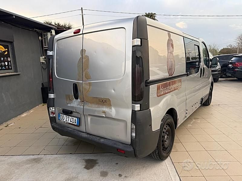 Usata Opel Vivaro 100 CV (73 kW) 2006 Grigio Monovolume