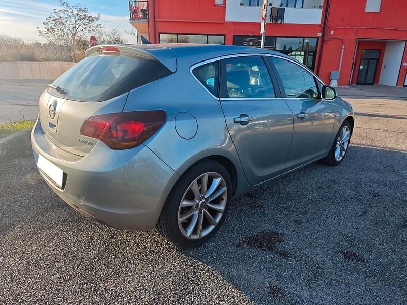 Usata Opel Astra Cosmo 140 CV (102 kW) 2011 Argento Berlina