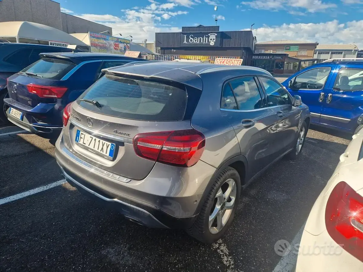 Käytetty Mercedes GLA200 Executive 136 HP (100 kW) 2017 Harmaa Katumaasturi