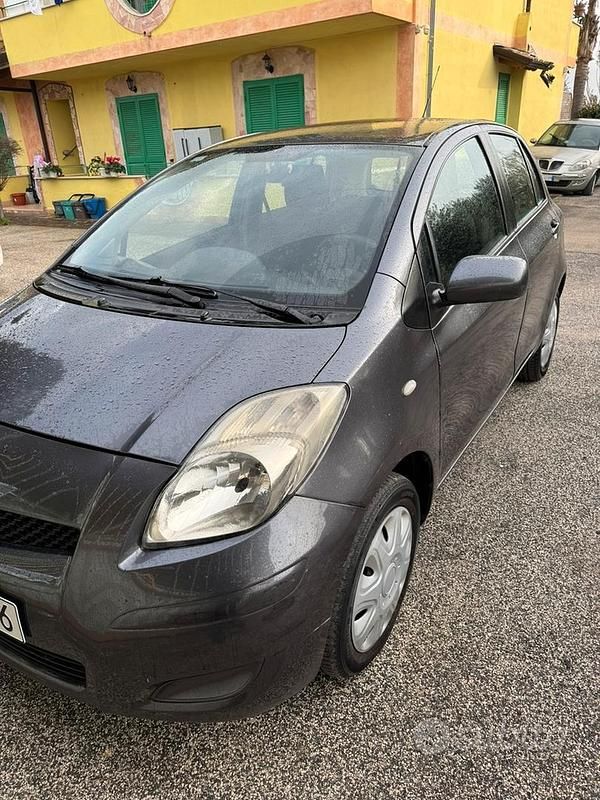 Usata Toyota Yaris 2010 Grigio Utilitaria
