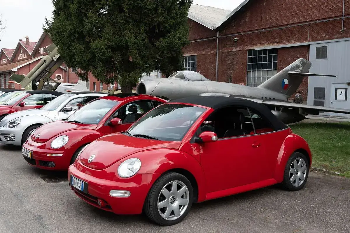 Usata VW New Beetle 101 CV (74 kW) 2005 Rosso Utilitaria