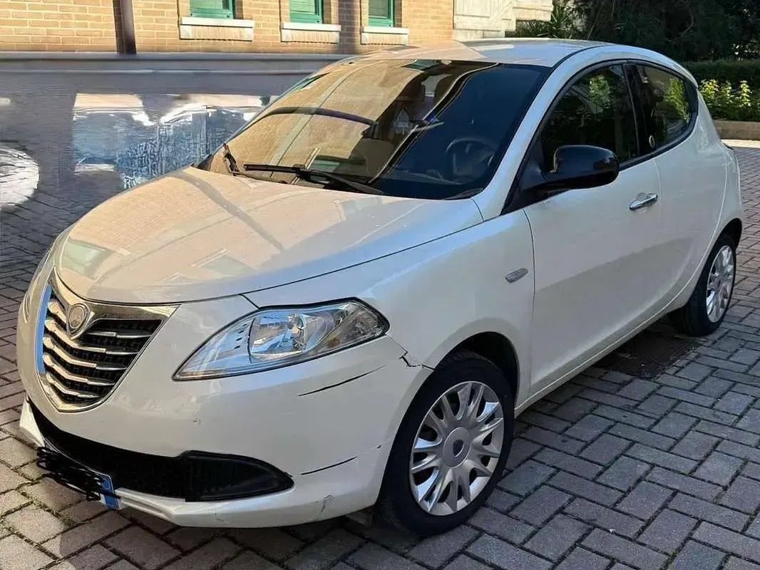 Usata Lancia Ypsilon Silver 69 CV (50 kW) 2012 Bianco Utilitaria