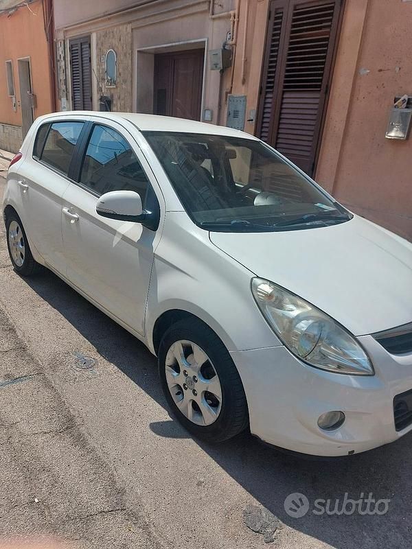 Usata Hyundai i20 100 CV (73 kW) 2013 Bianco Berlina