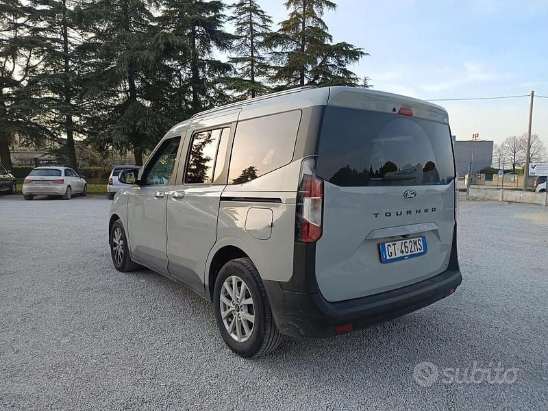 Usata Ford Tourneo Courier Titanium 125 CV (91 kW) 2024 Grigio Monovolume