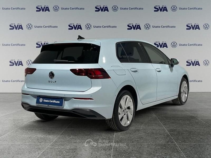 Nuova VW Golf VIII 150 CV (110 kW) 2025 Crystal ice blue metallizzato Berlina