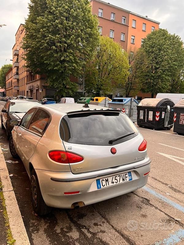 Usata Alfa Romeo 147 105 CV (77 kW) 2004 Grigio Utilitaria