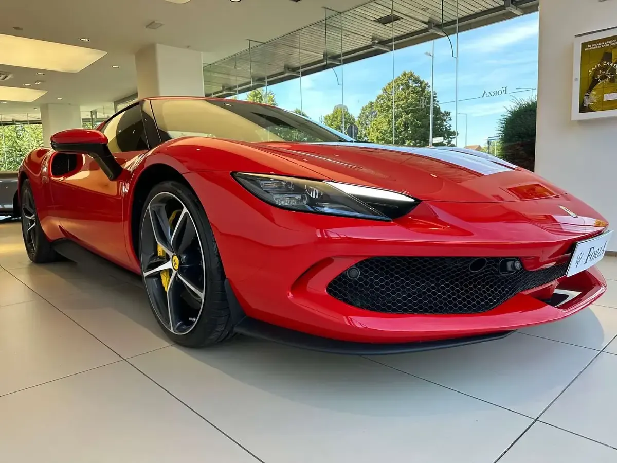 Usata Ferrari 296 829 CV (609 kW) 2022 Rosso corsa Berlina