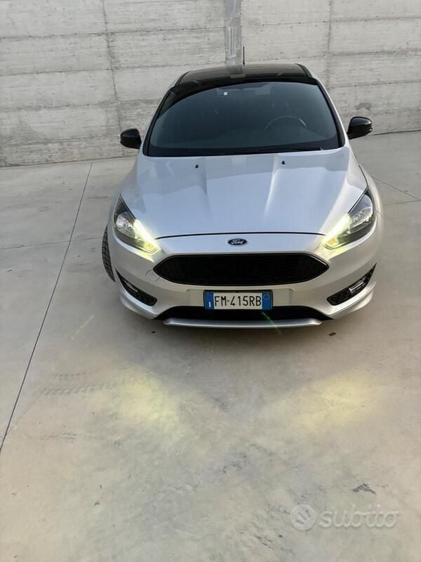 Grigio Usata 2018 Ford Focus ST-Line Berlina | 10.900 € (Buon prezzo) - Immagine 1/4
