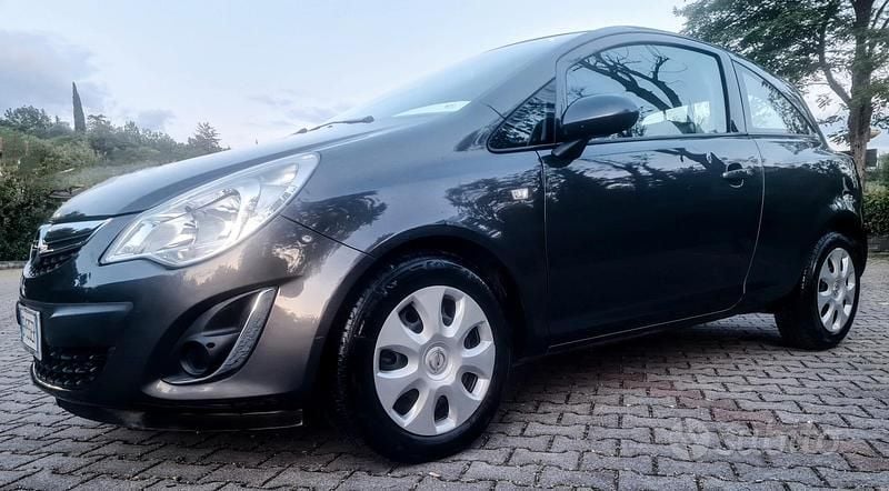 Usata Opel Corsa 85 CV (62 kW) 2013 Marrone Utilitaria