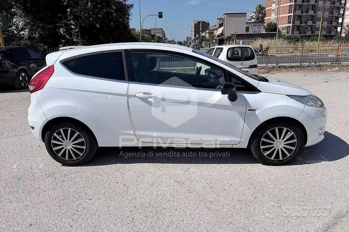 Usata Ford Fiesta 90 CV (66 kW) 2010 Bianco Utilitaria