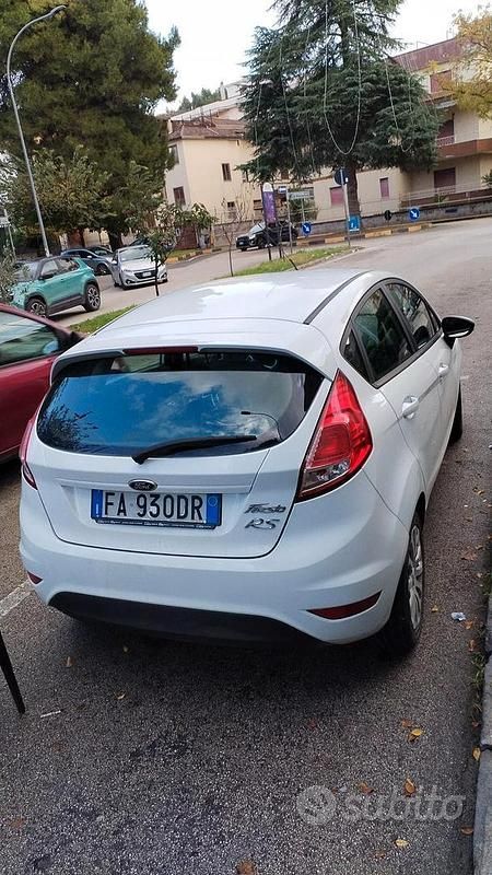 Usata Ford Fiesta 75 CV (55 kW) 2015 Bianco Berlina