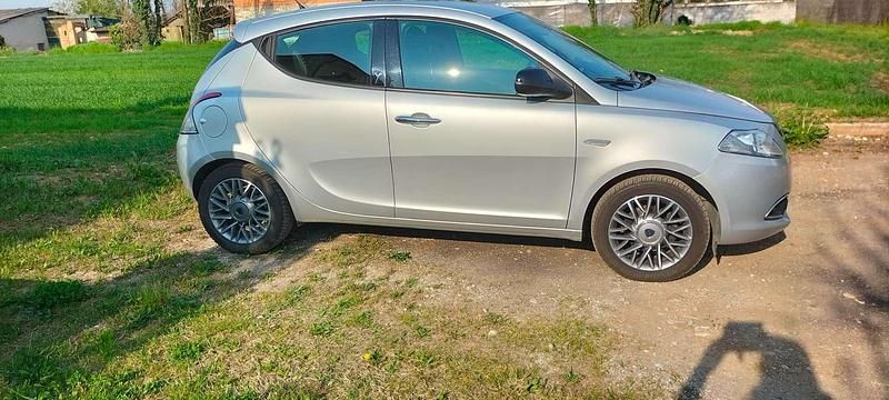 Usata Lancia Ypsilon Gold 69 CV (50 kW) 2012 Argento Utilitaria