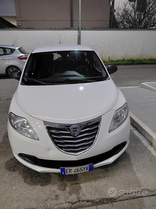 Usata Lancia Ypsilon 69 CV (50 kW) 2013 Bianco Utilitaria