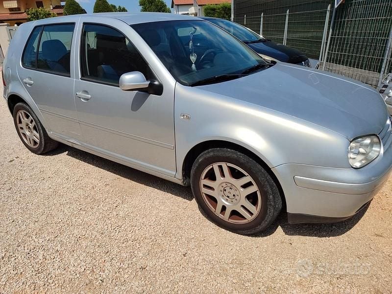 Argento Usata 2001 VW Golf IV Tre volumi | 600 € (Buon prezzo) - Immagine 1/4