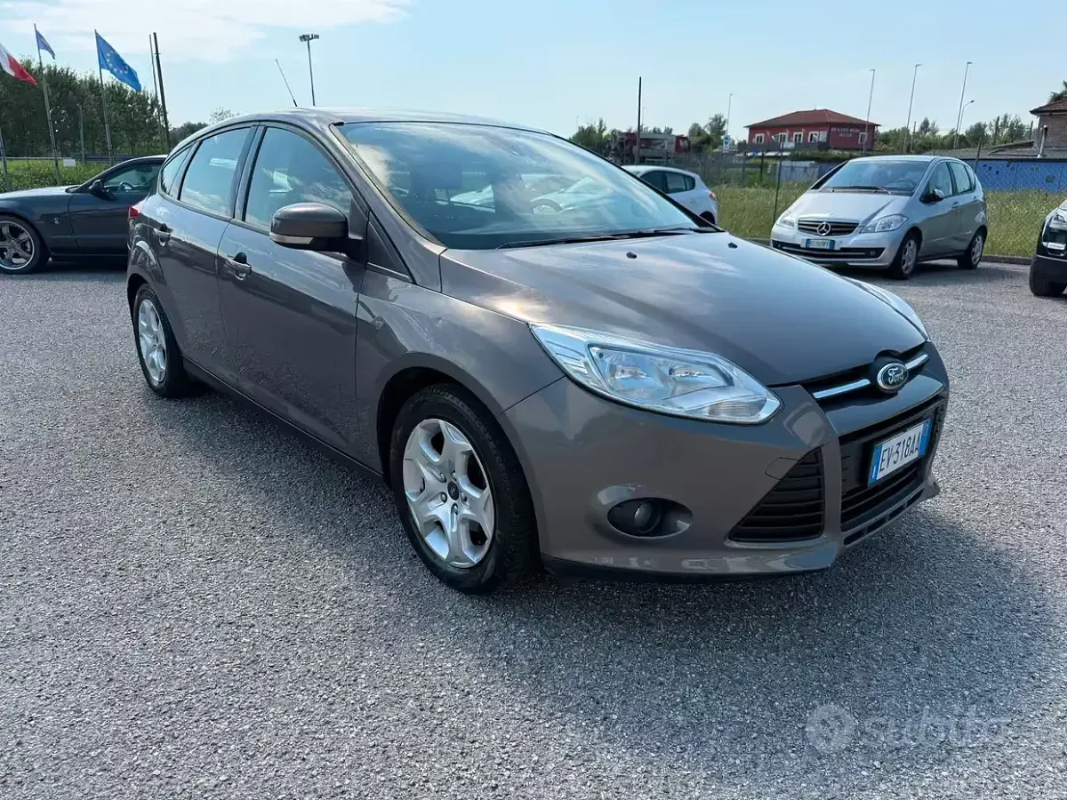 Usata Ford Focus 120 CV (88 kW) 2014 Grigio Berlina