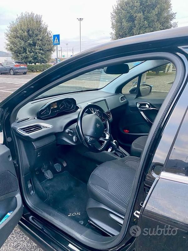 Usata Peugeot 208 100 CV (73 kW) 2018 Nero Utilitaria