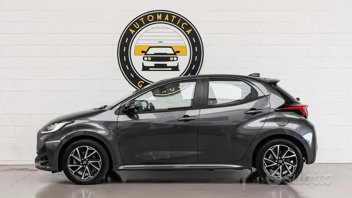Usata Toyota Yaris Hybrid 92 CV (67 kW) 2022 Grigio Berlina