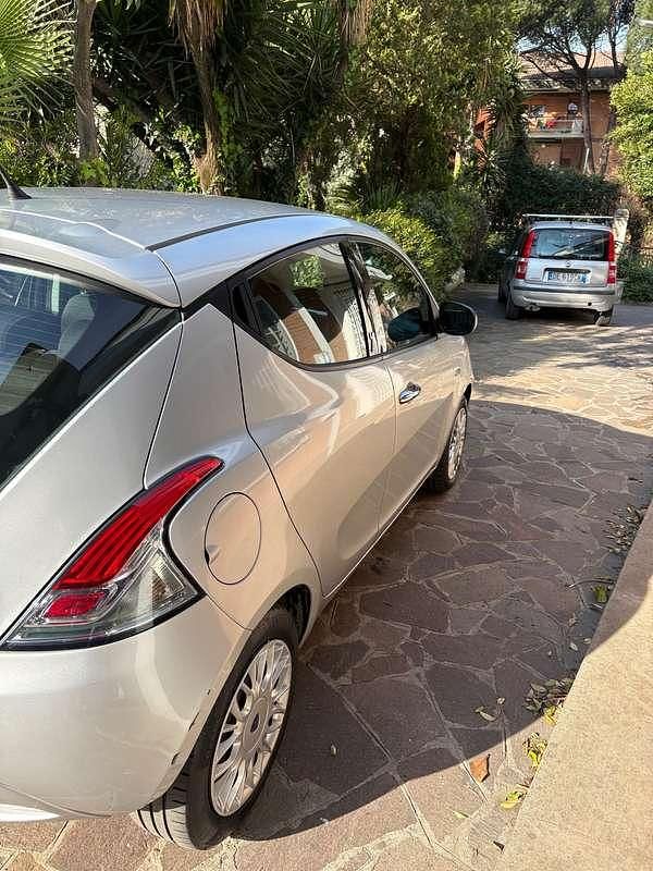 Usata Lancia Ypsilon 69 CV (50 kW) 2015 Argento Utilitaria