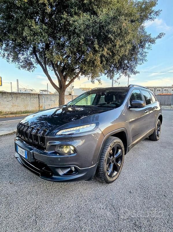 Grigio Usata 2016 Jeep Cherokee Night Eagle SUV | 13.990 € (Buon prezzo) - Immagine 1/4